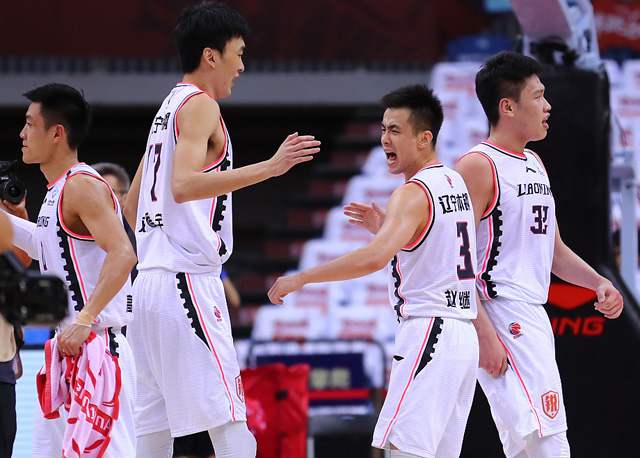 关键时刻，球队反超得分赢得胜利的简单介绍