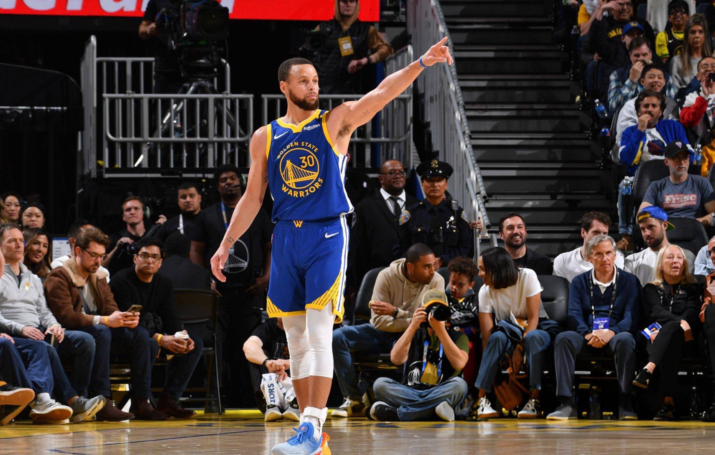 勇士主场胜出,库里三分球连中个领跑全场的简单介绍 勇士主场胜出,库里三分球连中个领跑全场的简单介绍