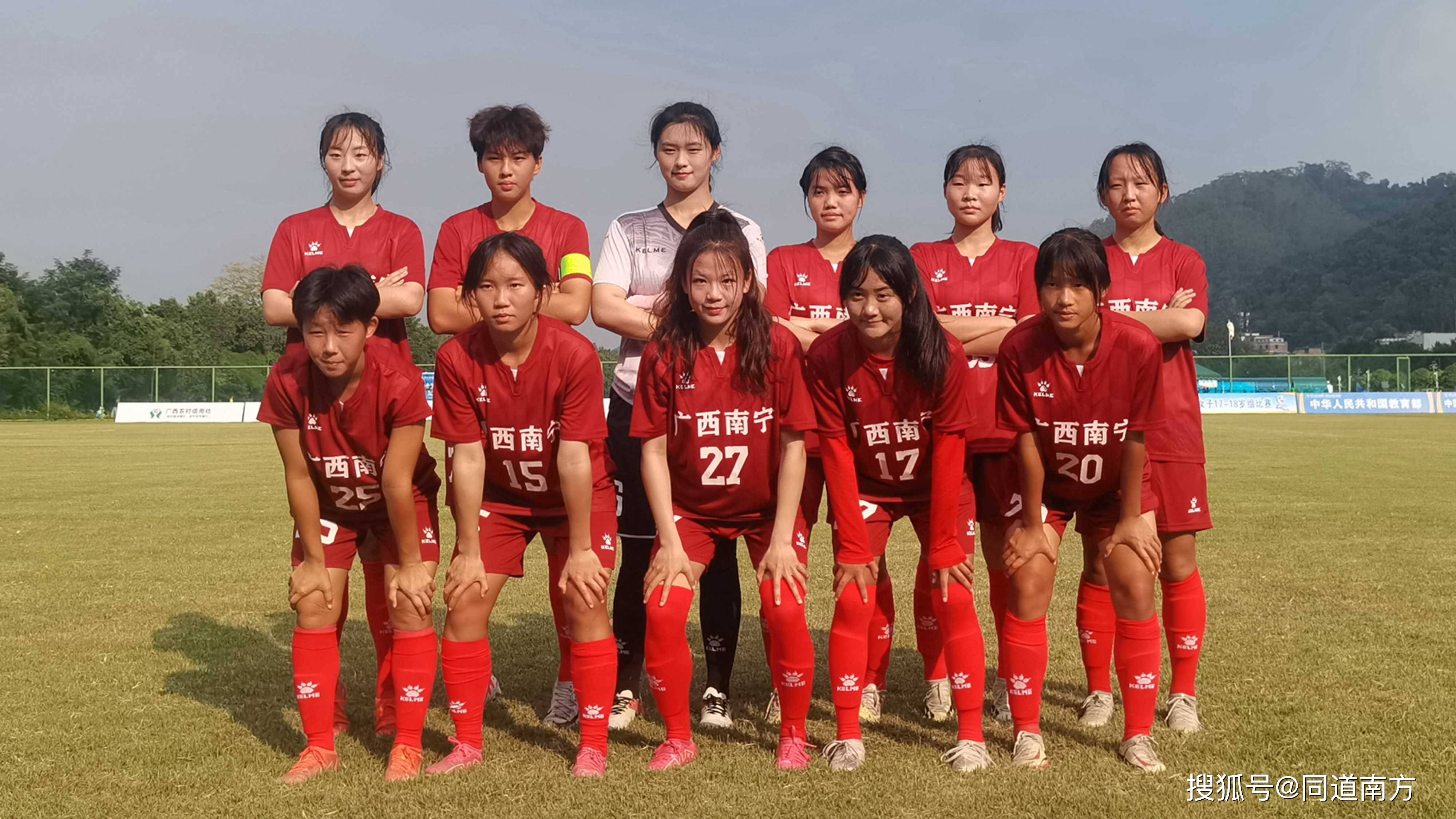 中国女足队员联袂奋斗,夺取胜利 中国女足队员联袂奋斗,夺取胜利