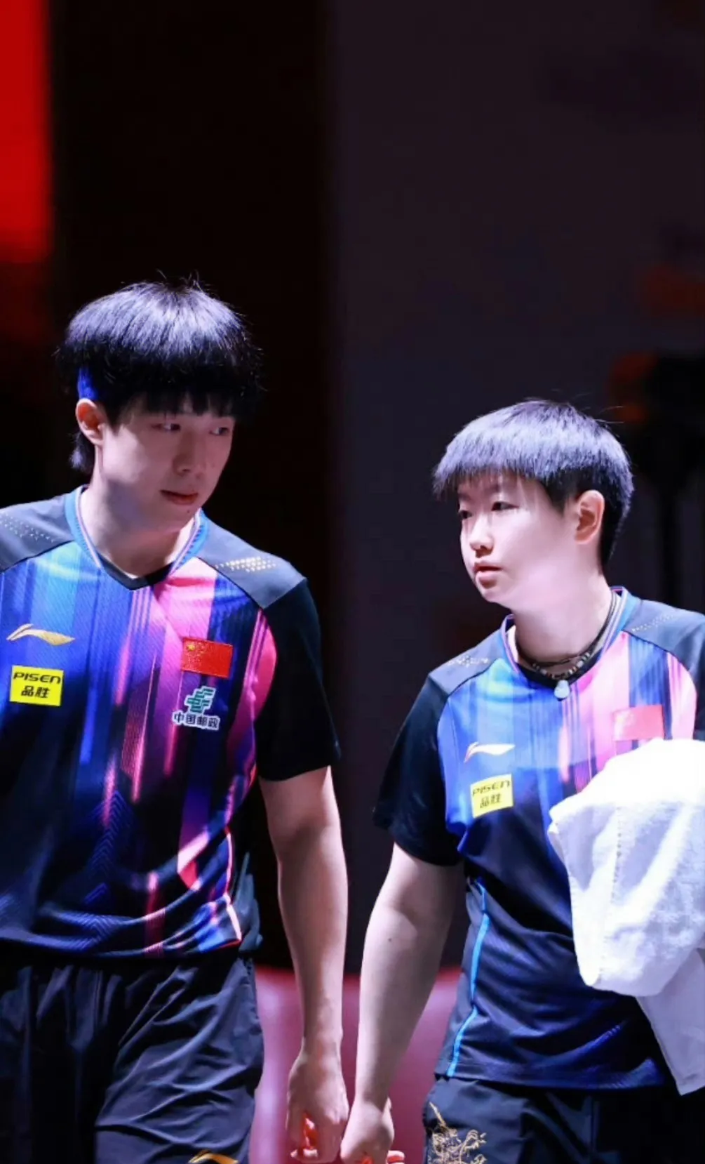 赛场上的鏖战引发观众热烈欢呼