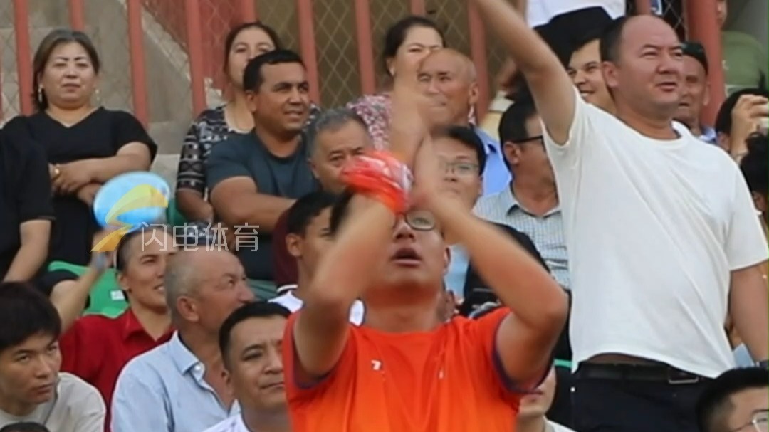 包含球迷热情高涨,为心仪球队呐喊助威的词条 包含球迷热情高涨,为心仪球队呐喊助威的词条