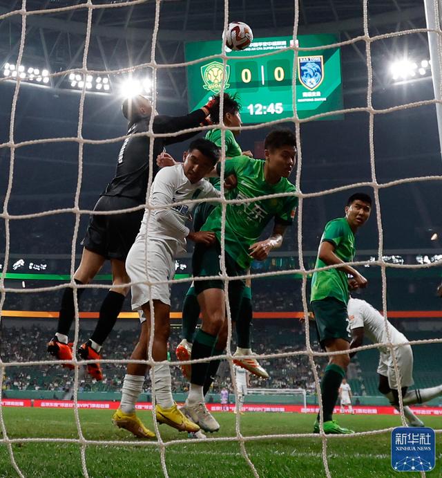 国安队球员在比赛中表现出色，获得关键胜利