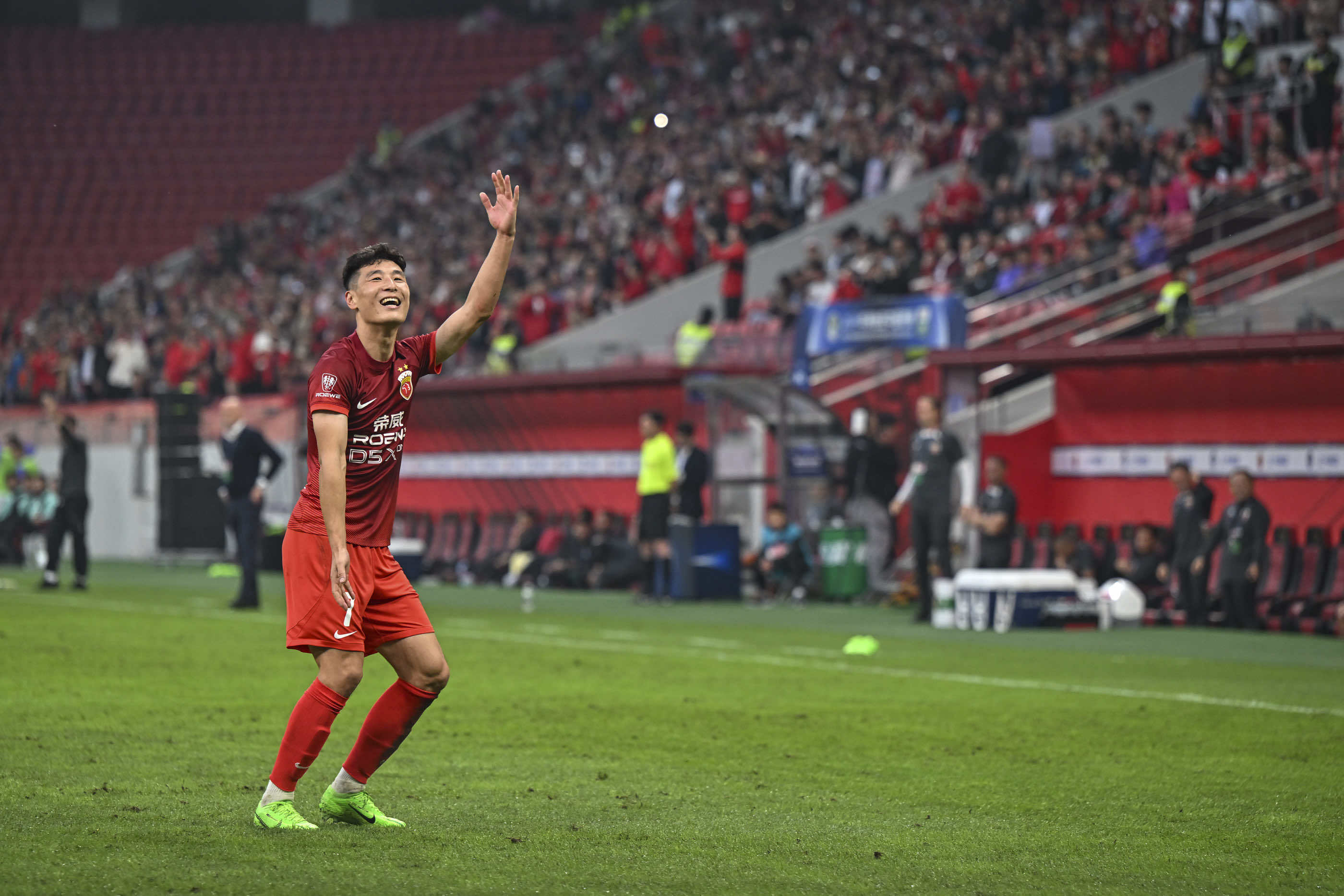 爱游戏娱乐-外援大爆发，带领球队登上胜利之巅