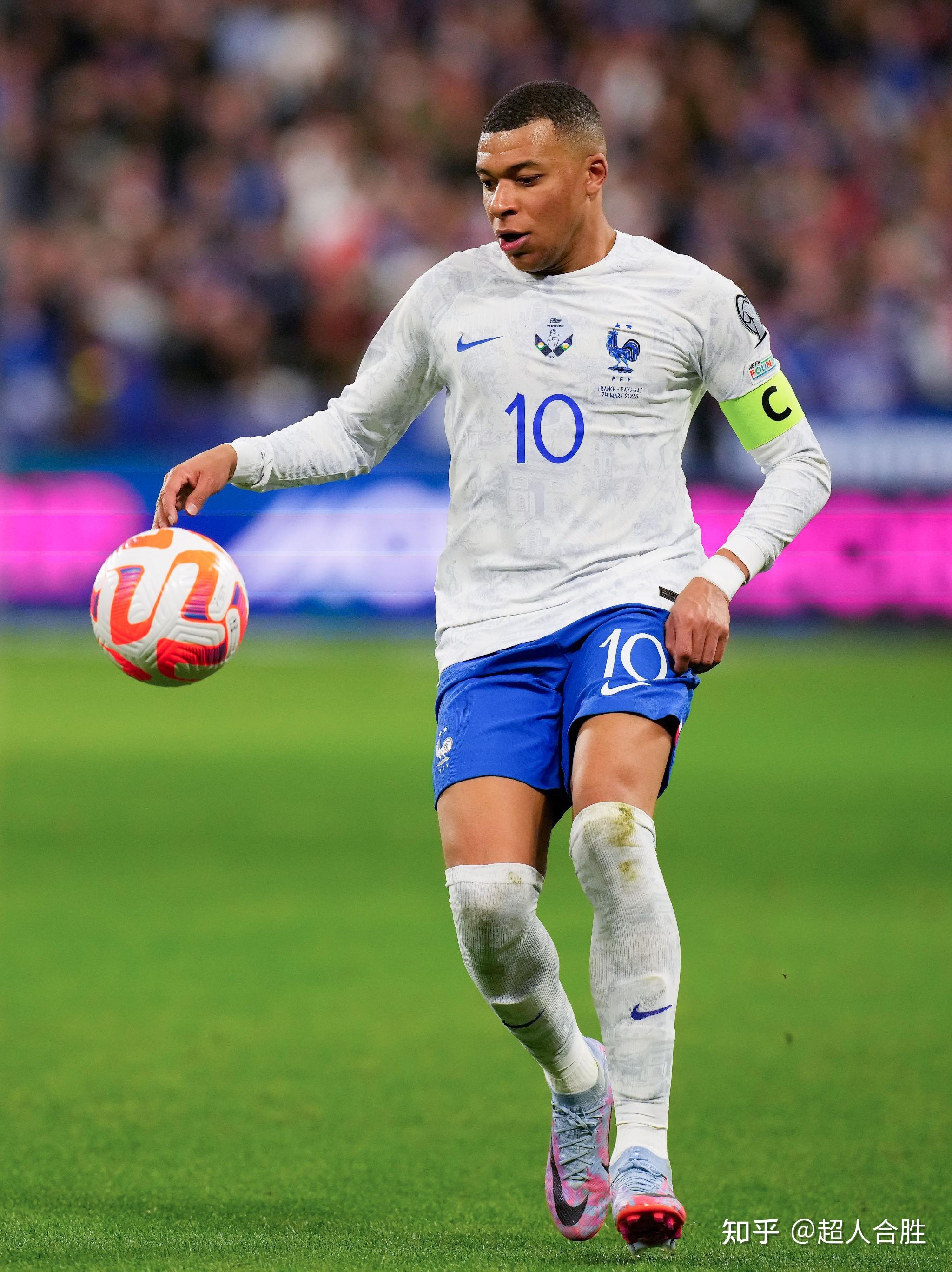 爱游戏课程-关于荷兰传奇球星现身训练场，为欧锦赛预选赛加油助威！的信息