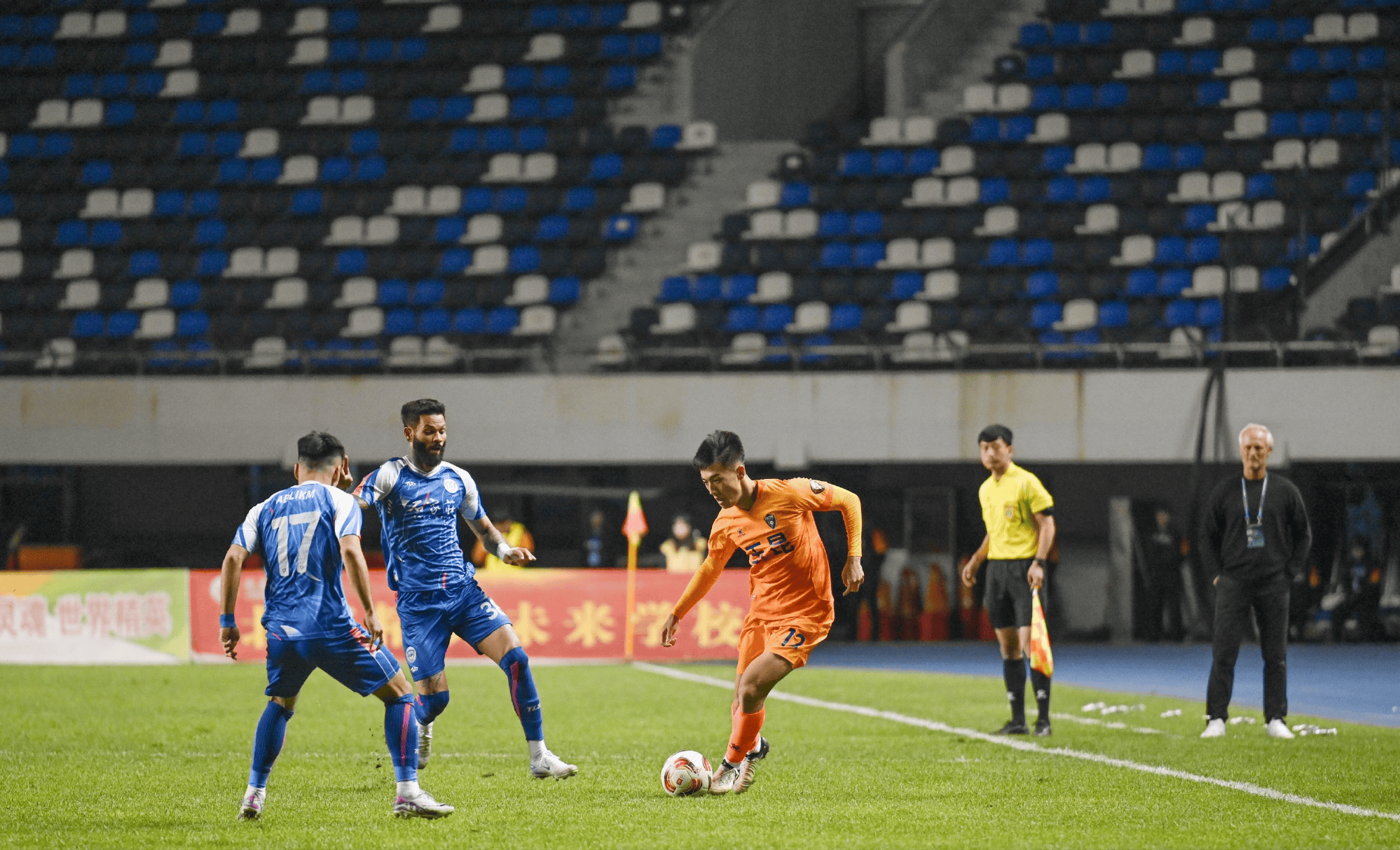 爱游戏下载-关于大连人队员在最新比赛中表现出色，赢得观众掌声的信息