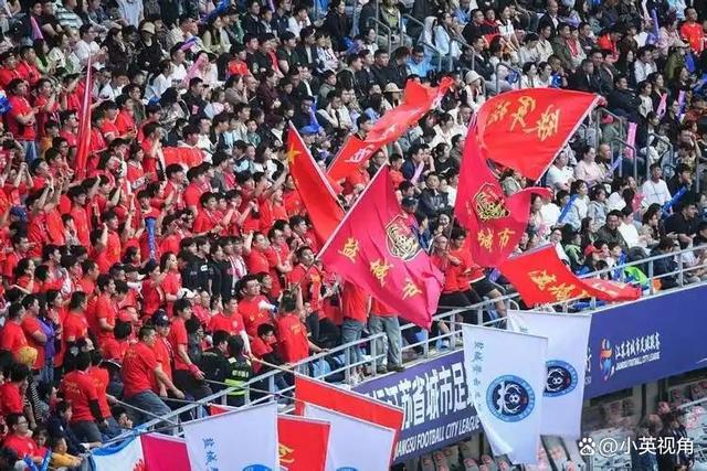 爱游戏馆-现场直击！球迷热烈欢呼，助威声震天