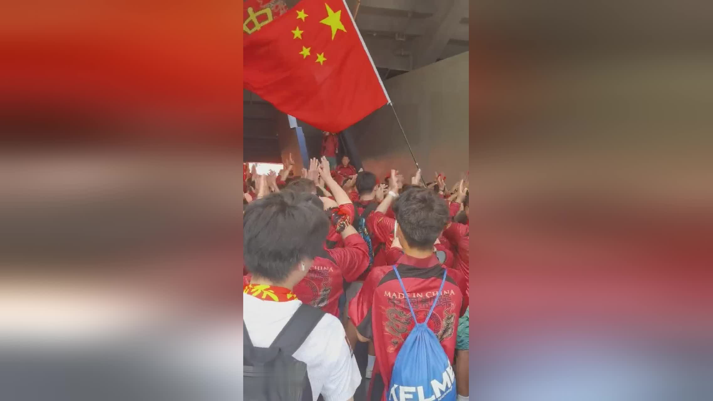 现场直击!球迷热烈欢呼,助威声震天 现场直击!球迷热烈欢呼,助威声震天