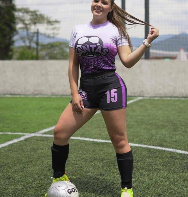 挑战无限！女子足球比赛气氛火爆的简单介绍