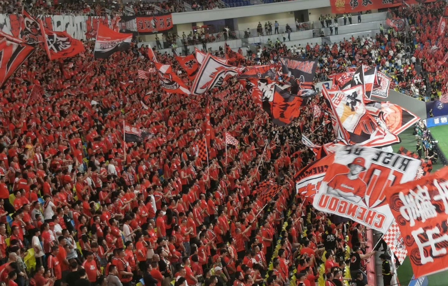 经典对决再现球场,球迷热情难减 经典对决再现球场,球迷热情难减