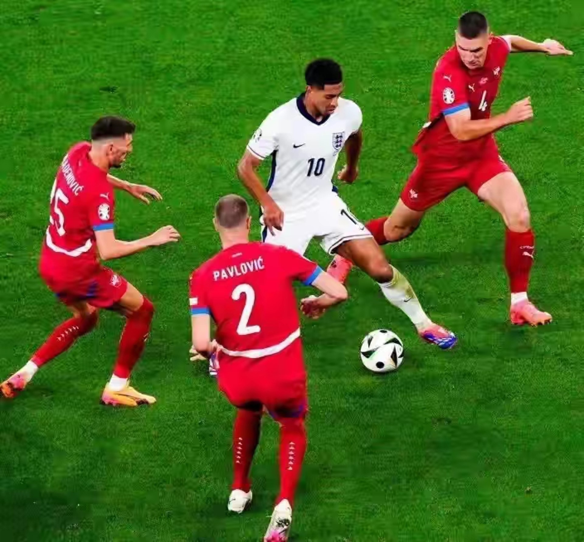 英格兰队在比赛中横扫对手,取得胜利 英格兰队在比赛中横扫对手,取得胜利